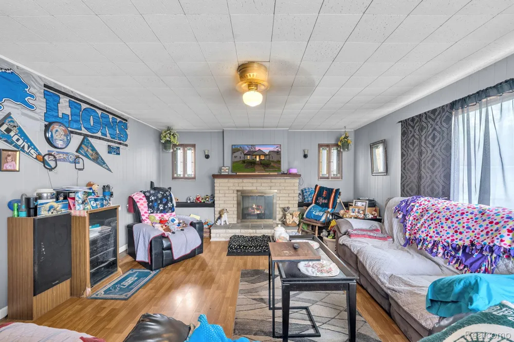 15482 Winston Redford Charter Township, MI 48239