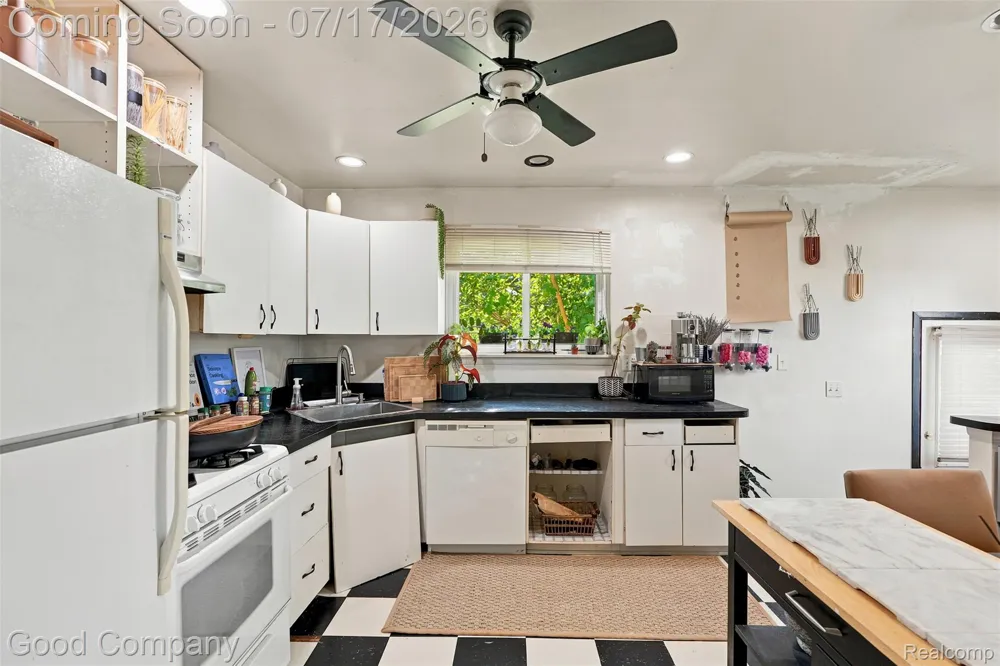 321 Manatee Avenue Hazel Park City, MI 48030
