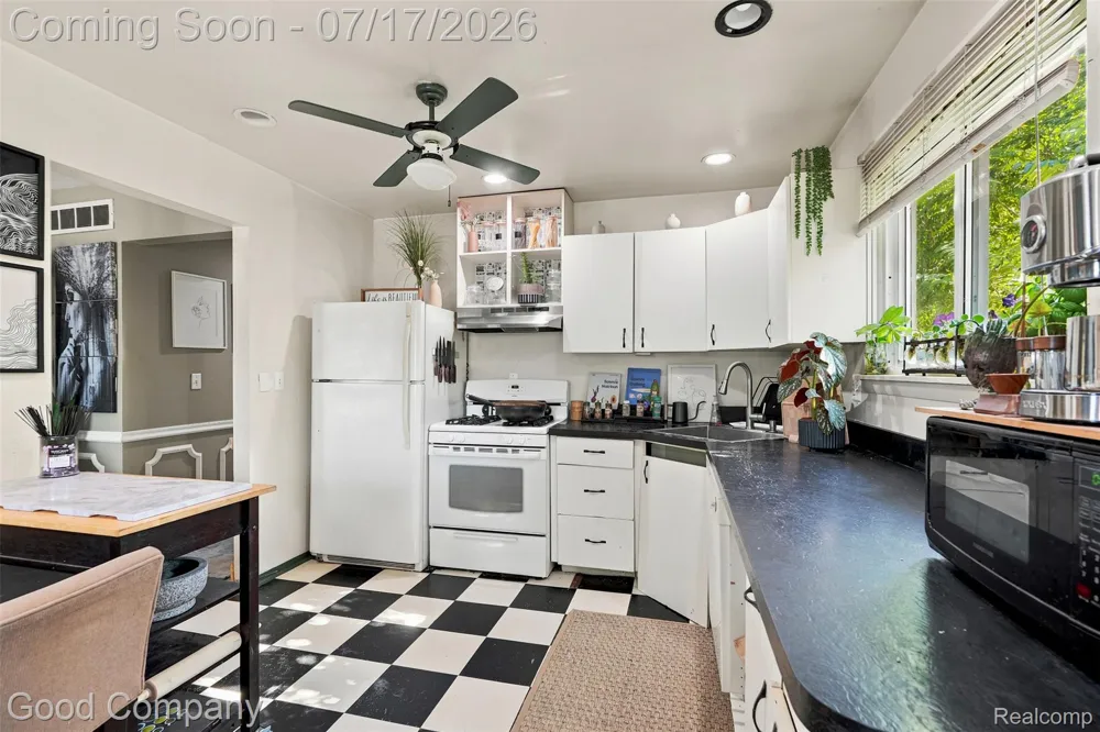 321 Manatee Avenue Hazel Park City, MI 48030