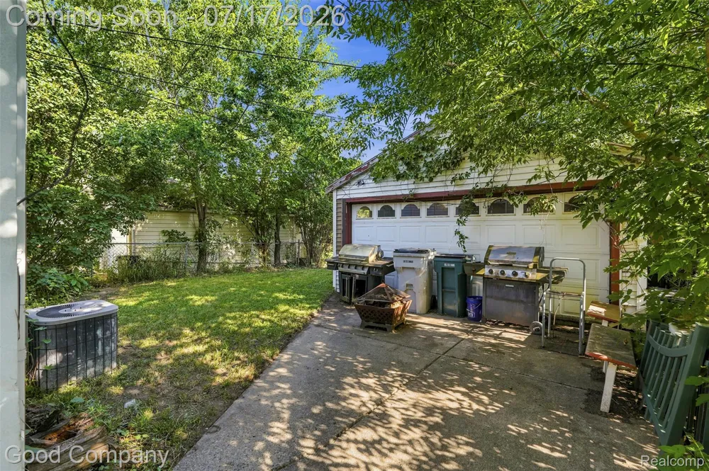 321 Manatee Avenue Hazel Park City, MI 48030