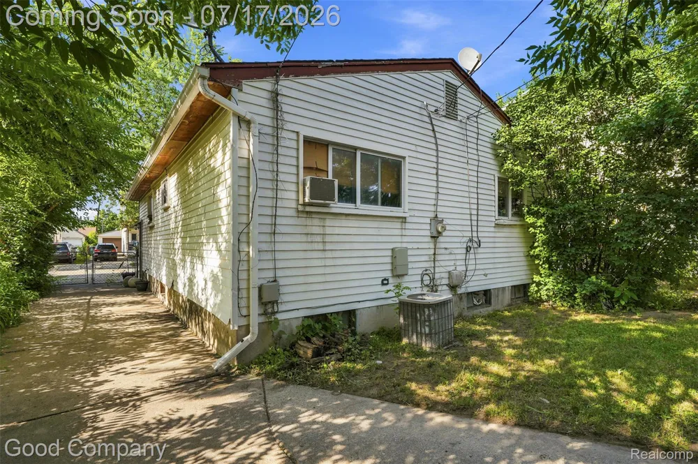 321 Manatee Avenue Hazel Park City, MI 48030