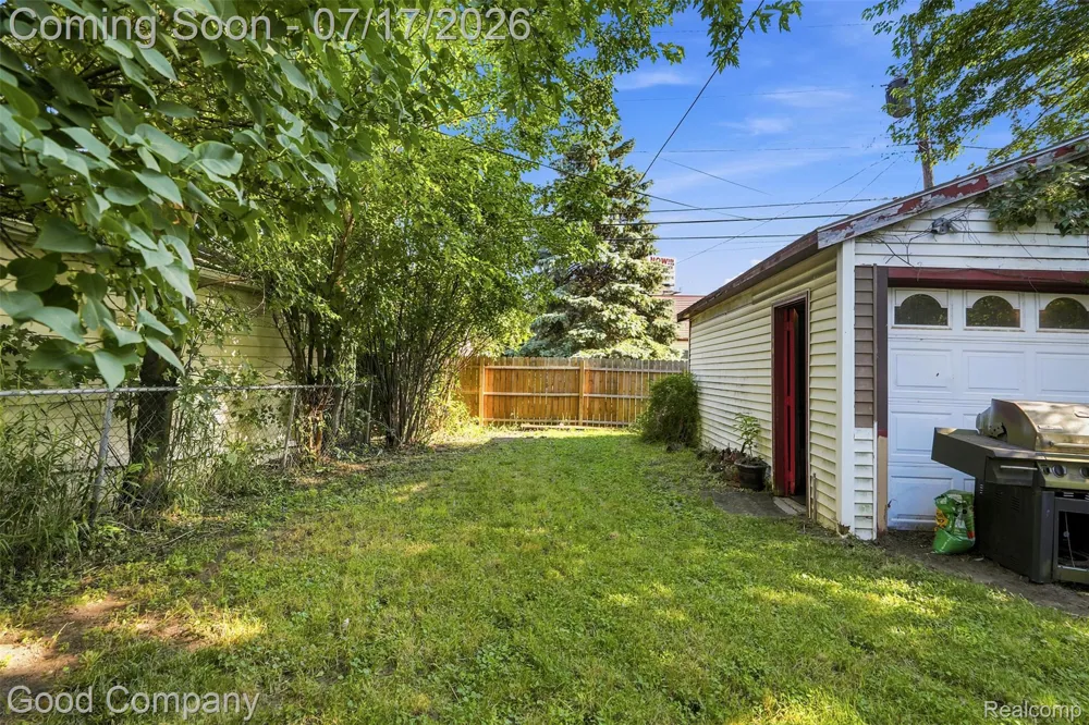 321 Manatee Avenue Hazel Park City, MI 48030