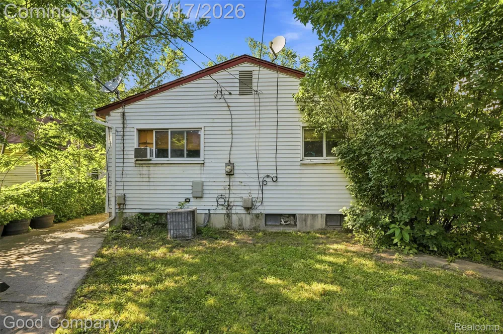 321 Manatee Avenue Hazel Park City, MI 48030