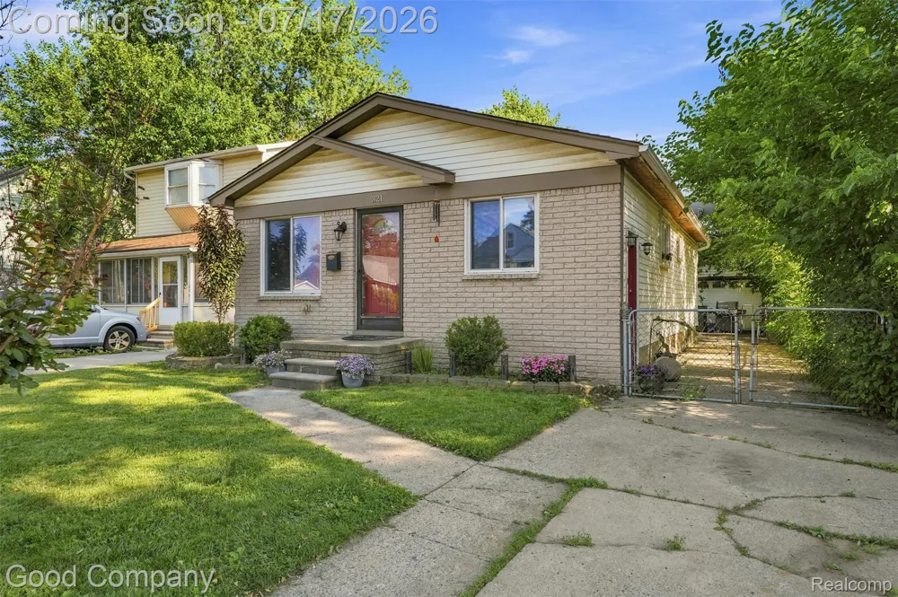 321 Manatee Avenue Hazel Park City, MI 48030