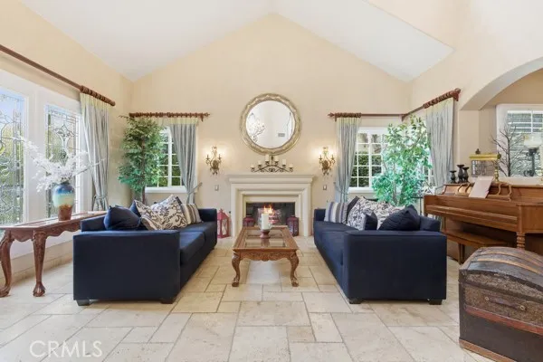 10925 Willowbrae Chatsworth, CA 91311