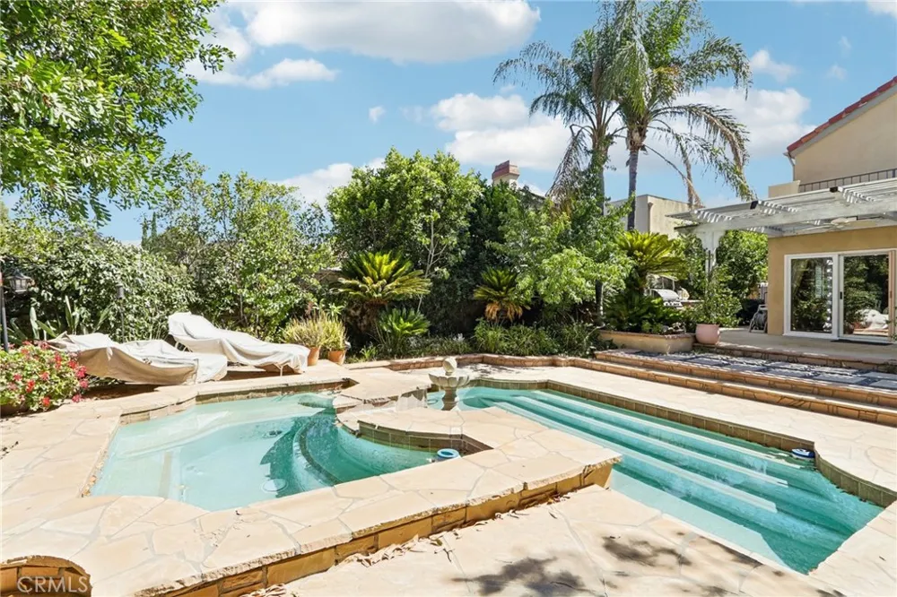 10925 Willowbrae Chatsworth, CA 91311
