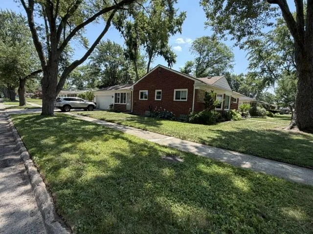 31180 E Rutland Street Beverly Hills Village, MI 48025