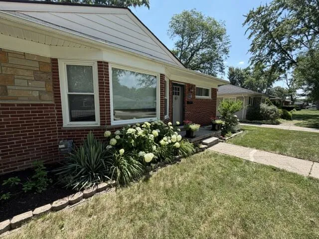 31180 E Rutland Street Beverly Hills Village, MI 48025