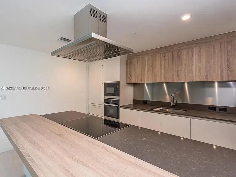 1000 Brickell Plz #3509 Miami, FL 33131