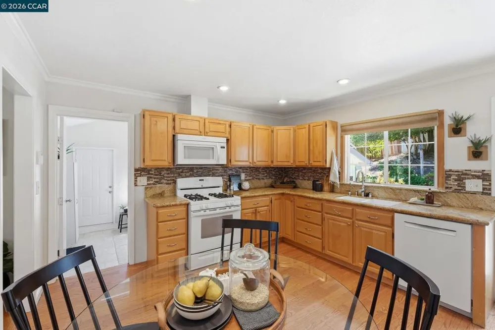 210 Vista Way Martinez, CA 94553