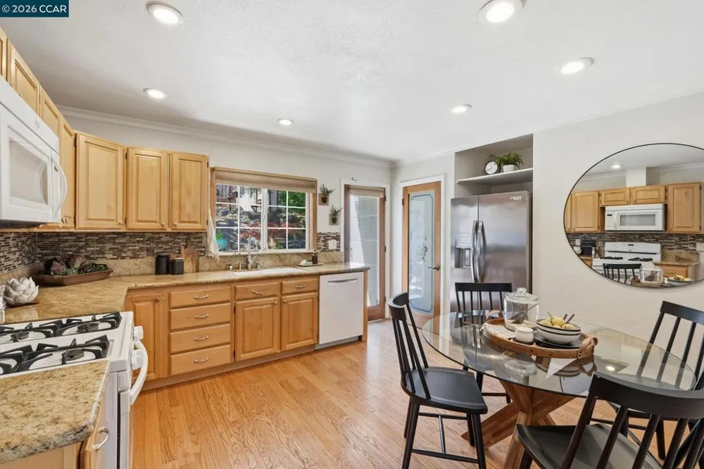 210 Vista Way Martinez, CA 94553