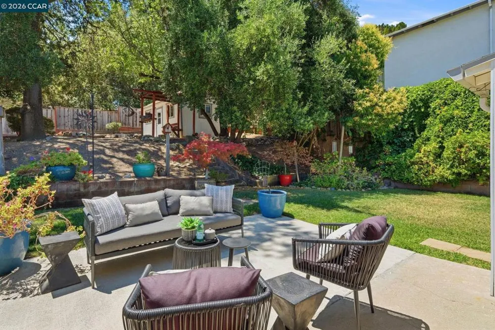 210 Vista Way Martinez, CA 94553