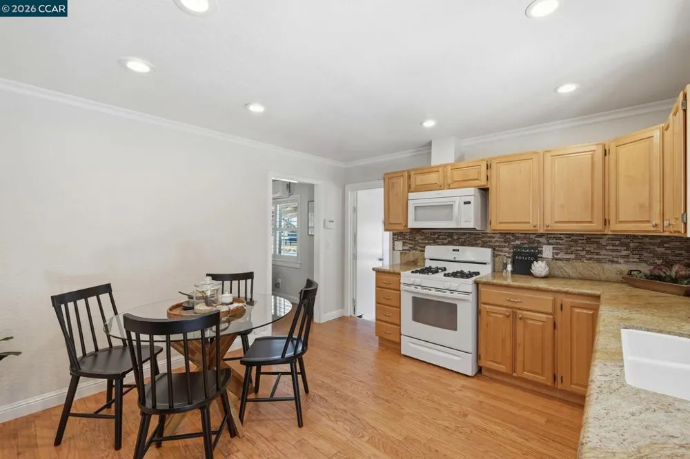 210 Vista Way Martinez, CA 94553