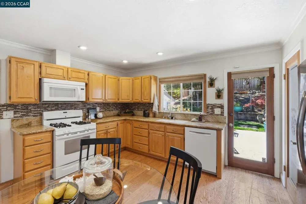 210 Vista Way Martinez, CA 94553