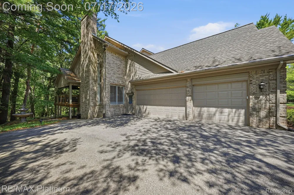5458 Lake Ridge Drive Genoa Township, MI 48116