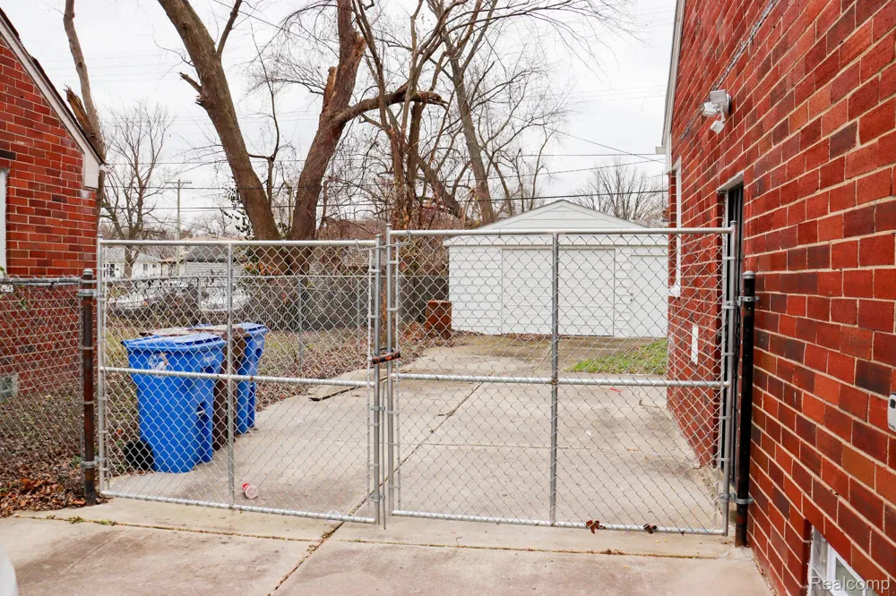 1338 HELEN STREET Inkster City, MI 48141
