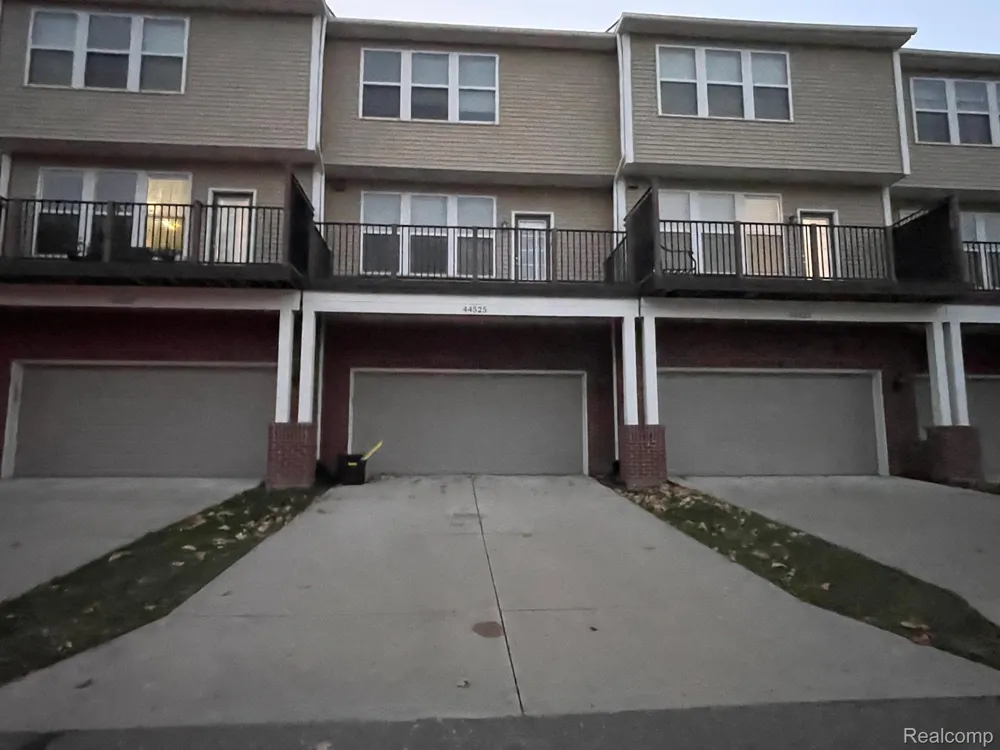 44525 Gwinnett Loop Novi City, MI 48377