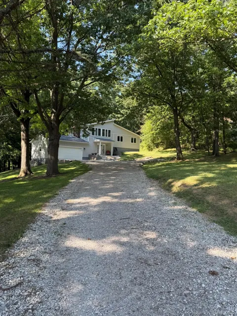 825 Rowlinson Lane