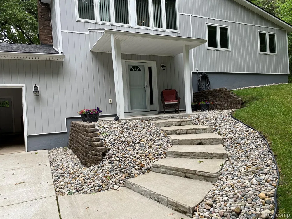825 Rowlinson Lane Ortonville Village, MI 48462
