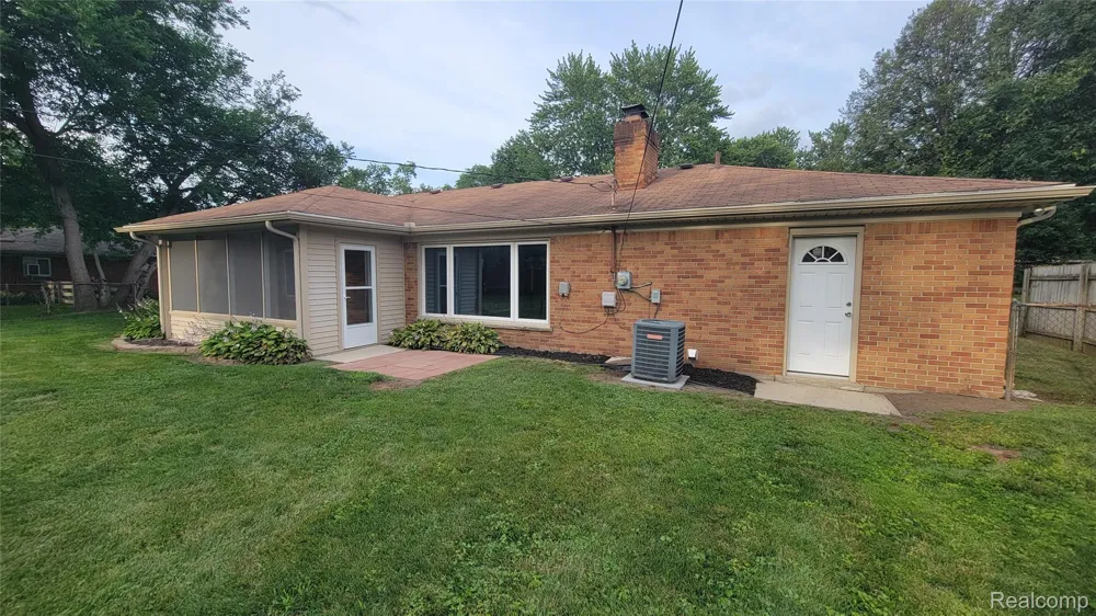 45437 Hecker Drive Utica City, MI 48317