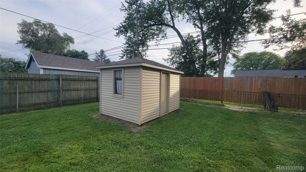 45437 Hecker Drive Utica City, MI 48317