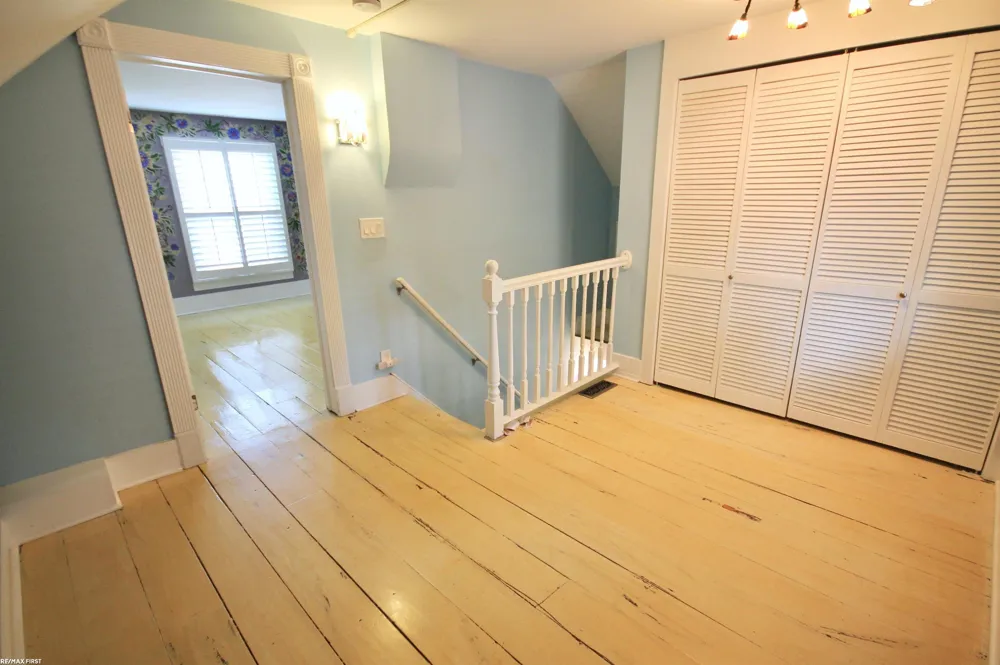 48 W Burdick Street Oxford Village, MI 48371