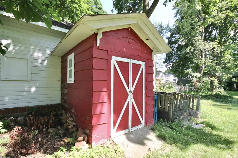 48 W Burdick Street Oxford Village, MI 48371