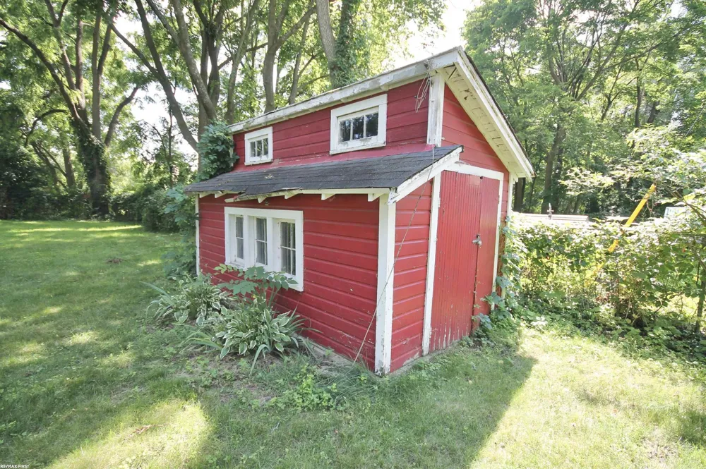 48 W Burdick Street Oxford Village, MI 48371