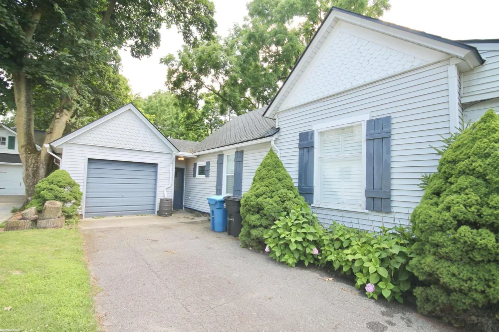48 W Burdick Street Oxford Village, MI 48371