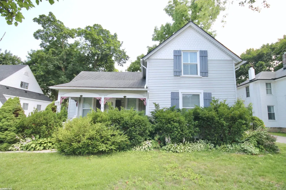 48 W Burdick Street Oxford Village, MI 48371