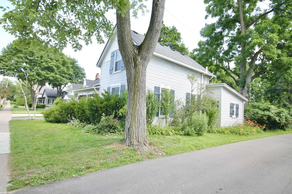 48 W Burdick Street Oxford Village, MI 48371