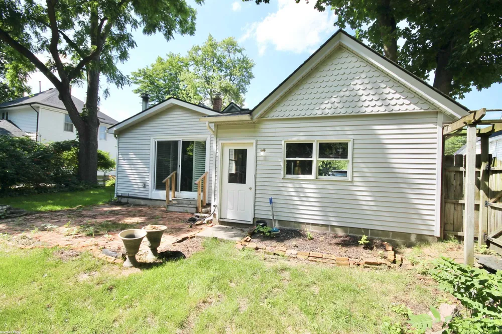 48 W Burdick Street Oxford Village, MI 48371
