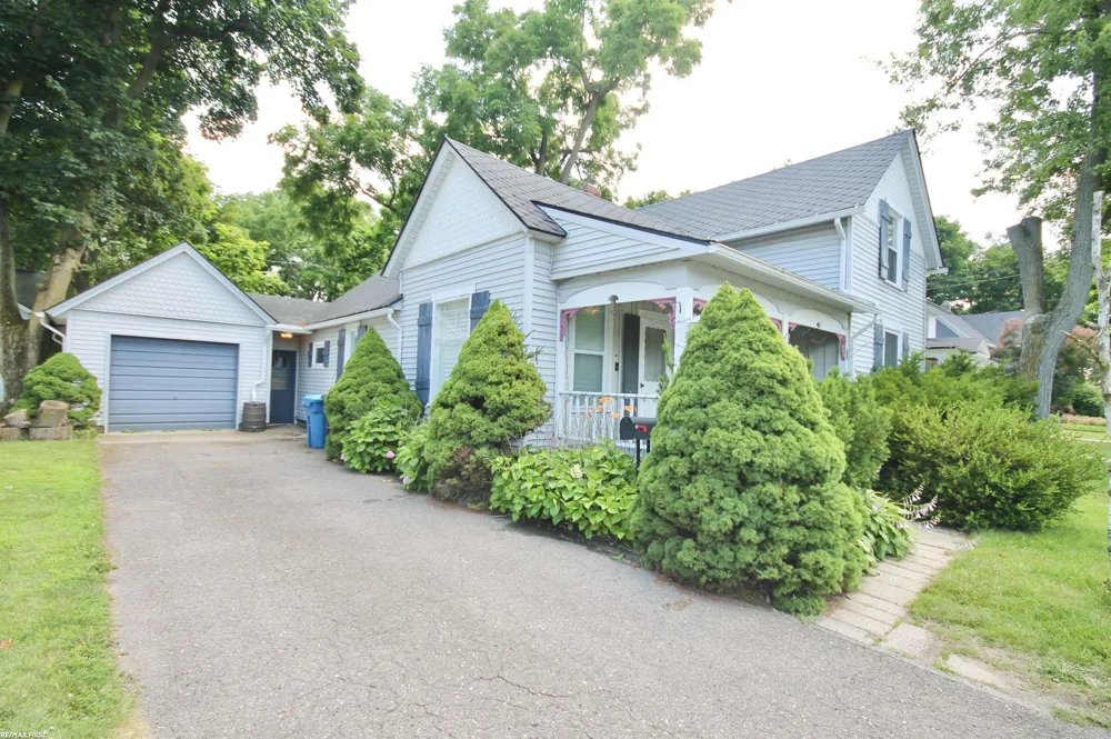 48 W Burdick Street Oxford Village, MI 48371