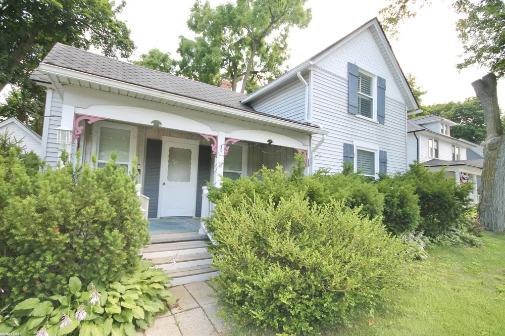 48 W Burdick Street Oxford Village, MI 48371