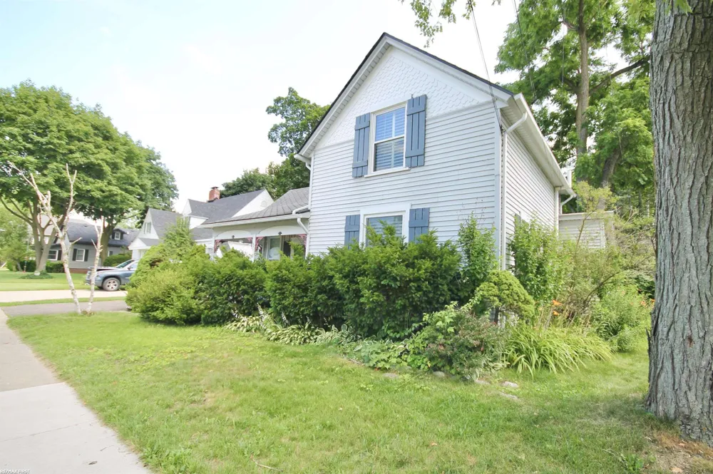 48 W Burdick Street Oxford Village, MI 48371