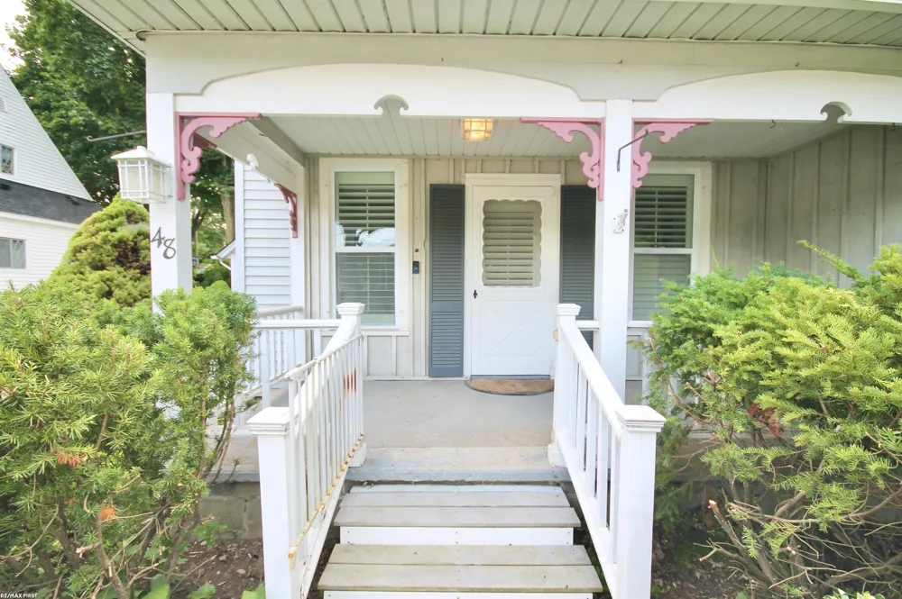 48 W Burdick Street Oxford Village, MI 48371