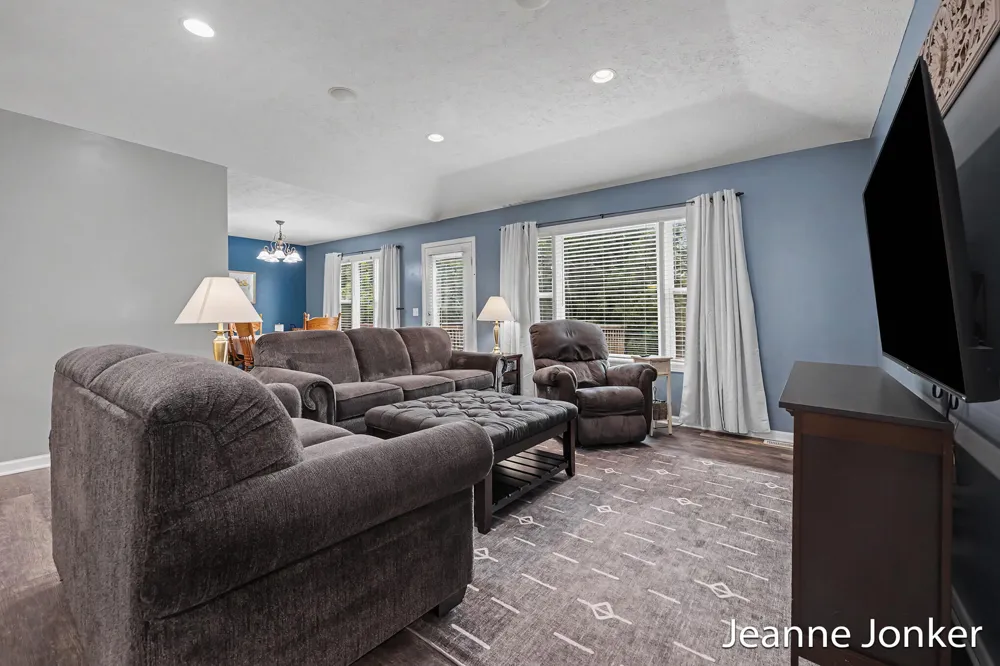 931 Sunset Hills Avenue NW Walker City, MI 49534