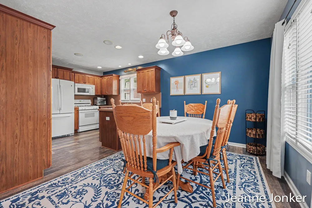 931 Sunset Hills Avenue NW Walker City, MI 49534