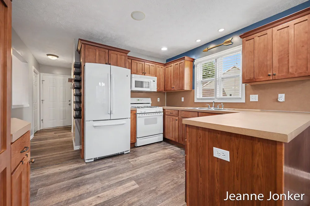 931 Sunset Hills Avenue NW Walker City, MI 49534