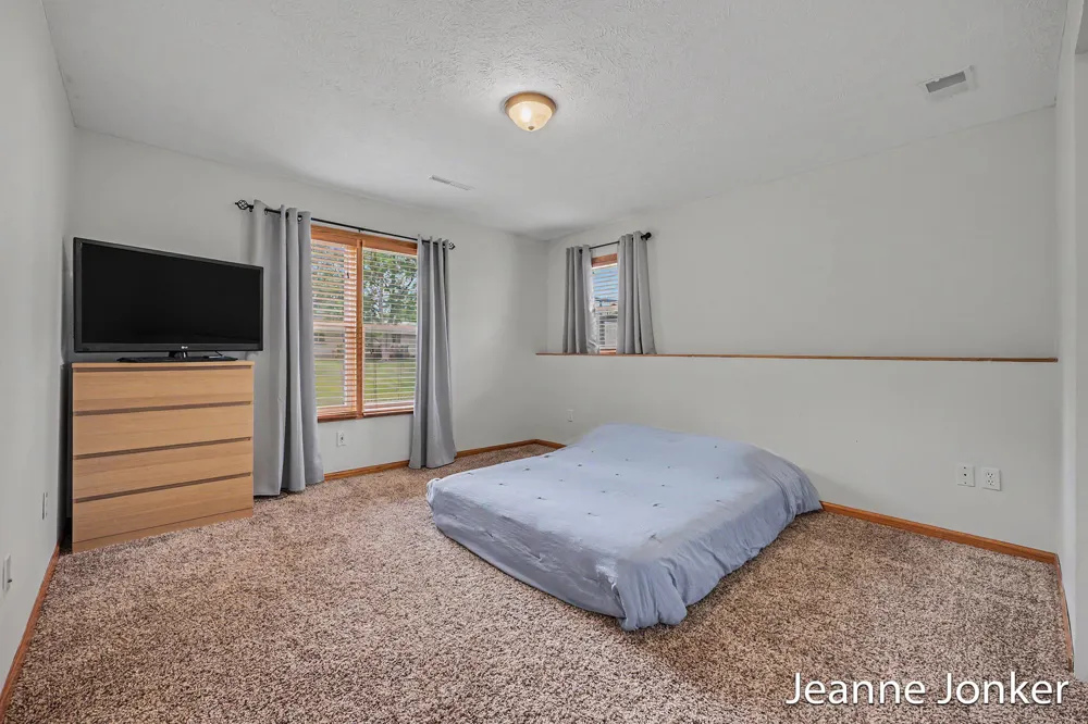 931 Sunset Hills Avenue NW Walker City, MI 49534