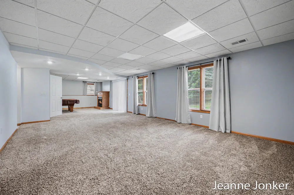 931 Sunset Hills Avenue NW Walker City, MI 49534