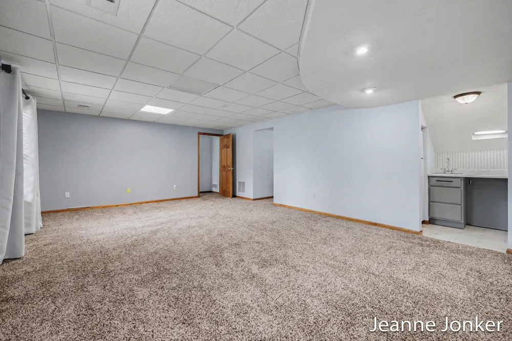 931 Sunset Hills Avenue NW Walker City, MI 49534