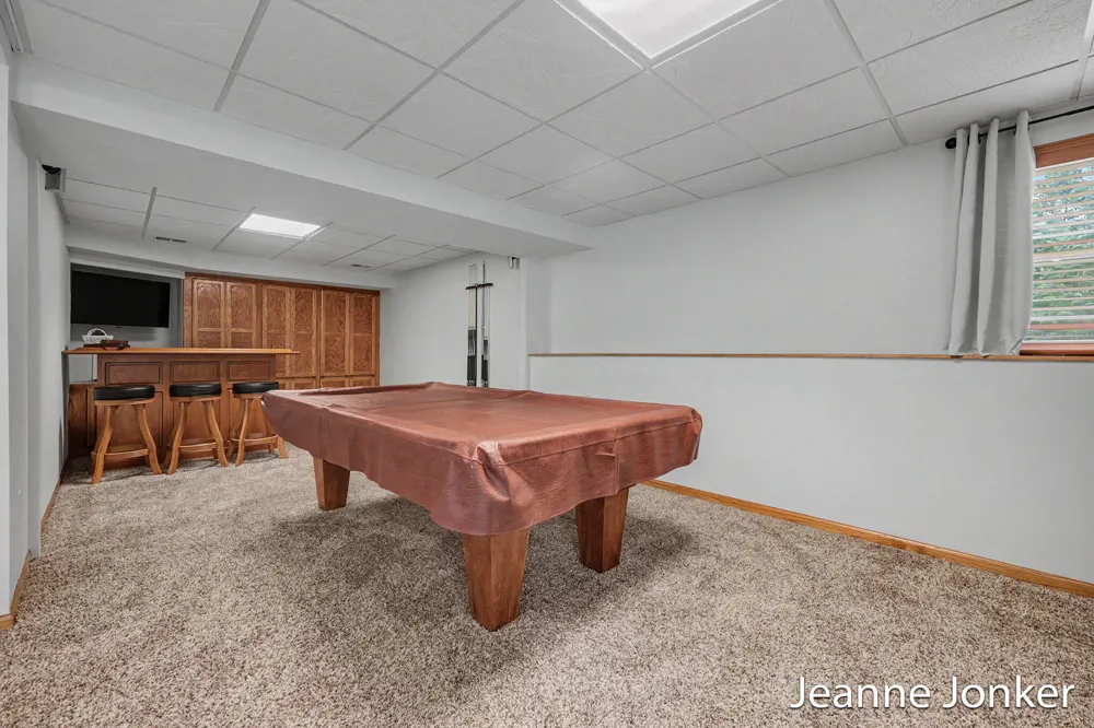 931 Sunset Hills Avenue NW Walker City, MI 49534