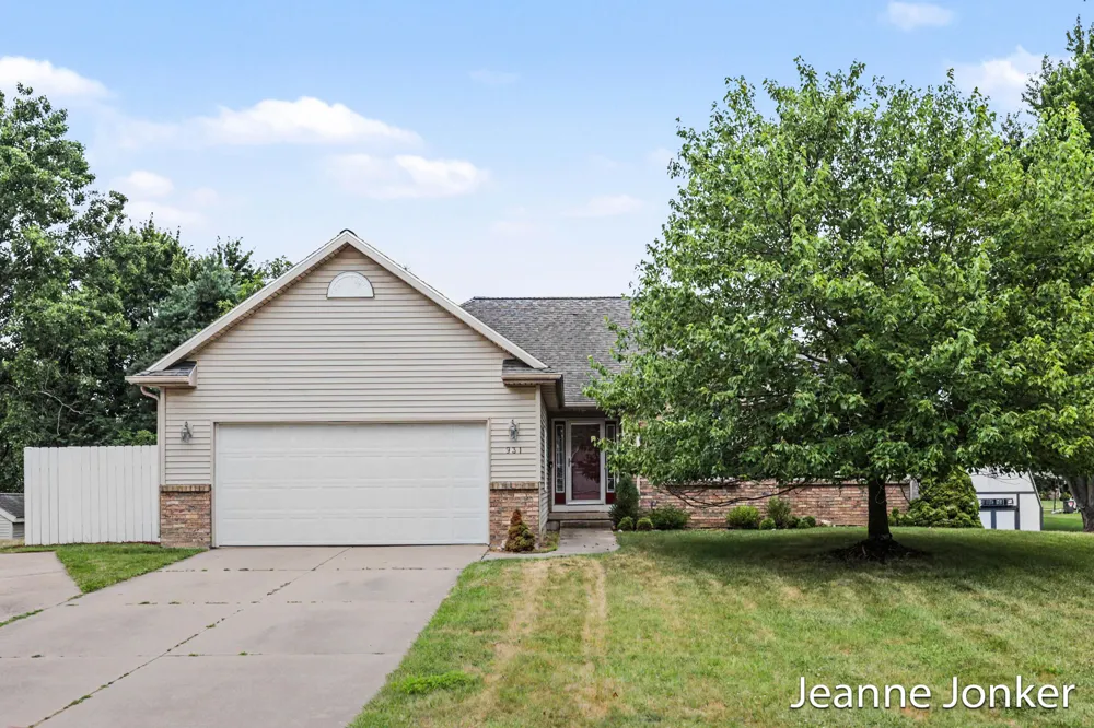 931 Sunset Hills Avenue NW Walker City, MI 49534
