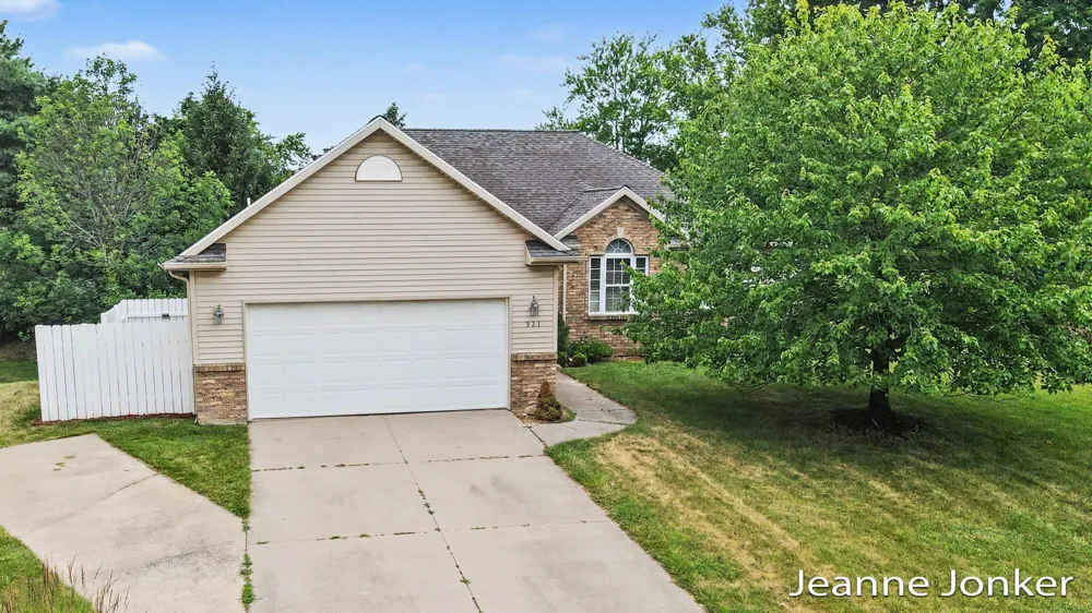 931 Sunset Hills Avenue NW Walker City, MI 49534