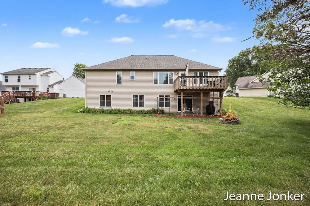 931 Sunset Hills Avenue NW Walker City, MI 49534