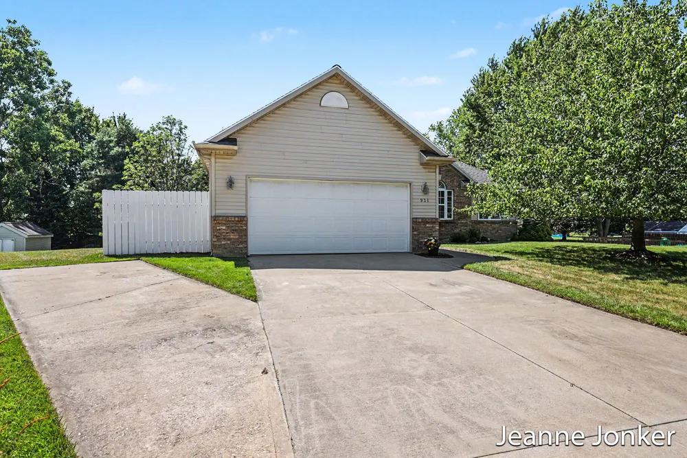 931 Sunset Hills Avenue NW Walker City, MI 49534