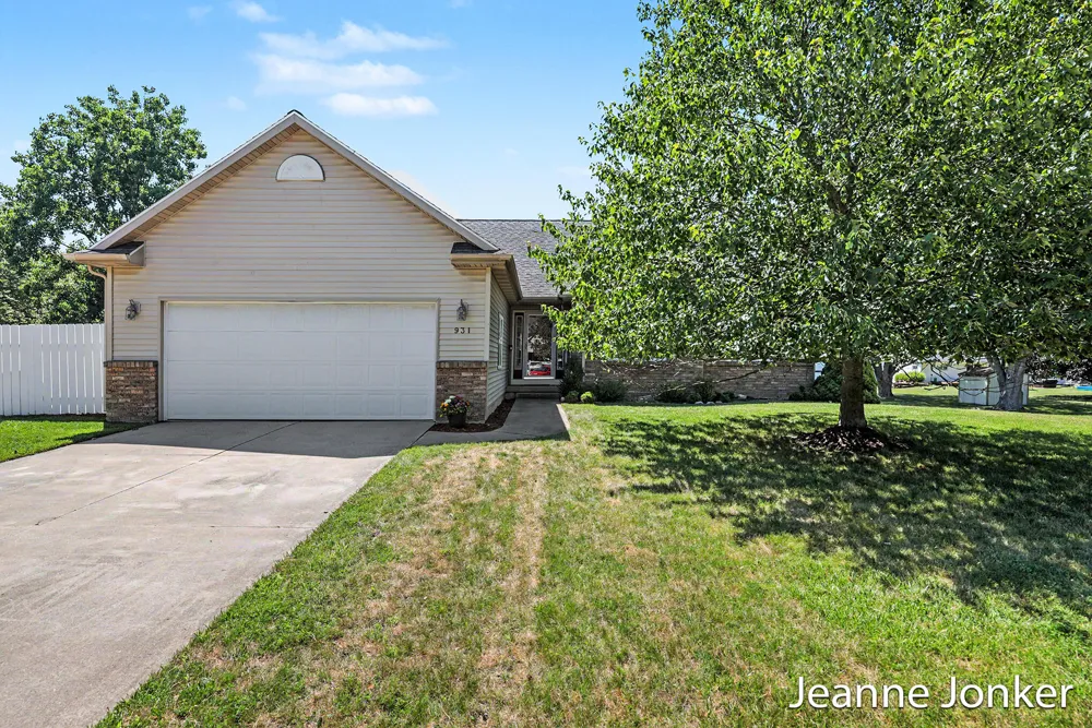 931 Sunset Hills Avenue NW Walker City, MI 49534