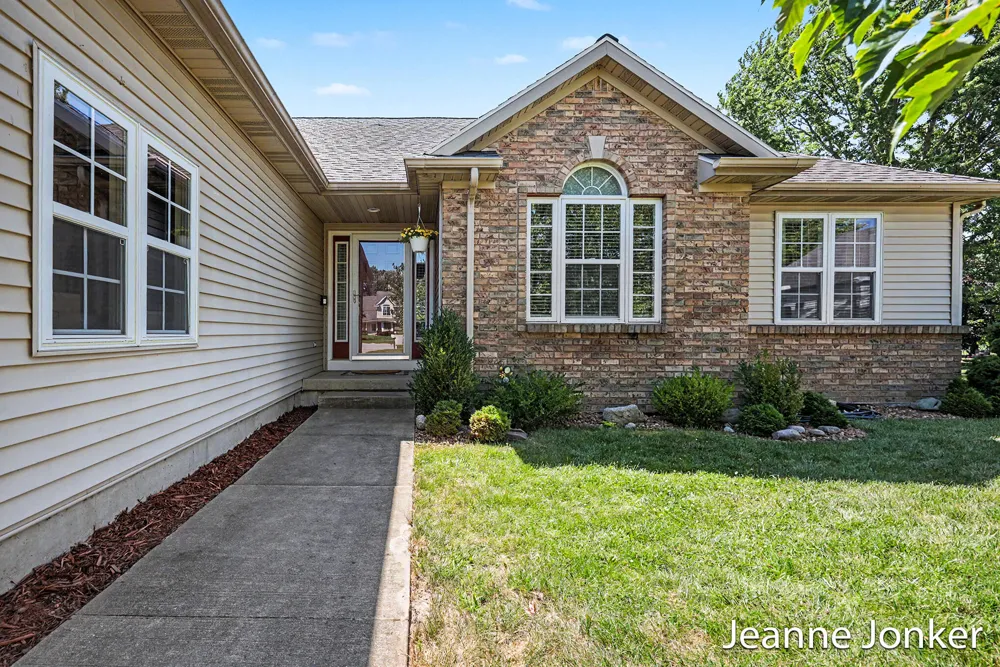 931 Sunset Hills Avenue NW Walker City, MI 49534