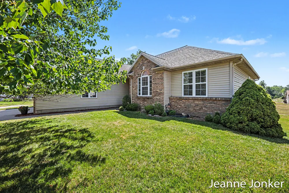 931 Sunset Hills Avenue NW Walker City, MI 49534